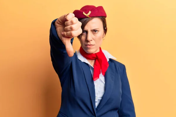 Joven Hermosa Mujer Con Uniforme Azafata Mirada Infeliz Enojado Mostrando —  Fotos de Stock