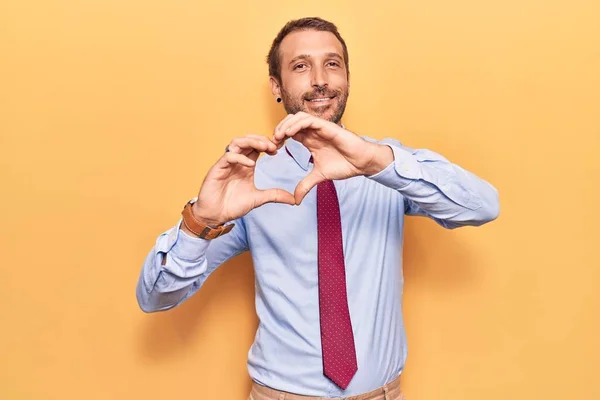 Ein Junger Gutaussehender Mann Businesskleidung Der Verliebt Lächelt Und Herzsymbol — Stockfoto
