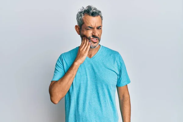Medelålders Gråhårig Man Casual Kläder Röra Munnen Med Handen Med — Stockfoto