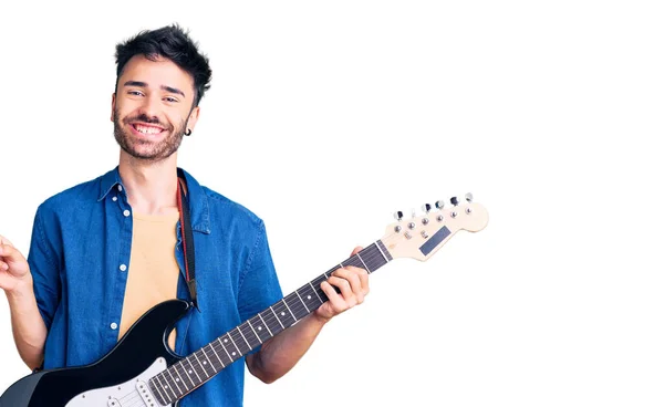 Ung Latinamerikansk Man Spelar Elgitarr Leende Glad Pekar Med Hand — Stockfoto