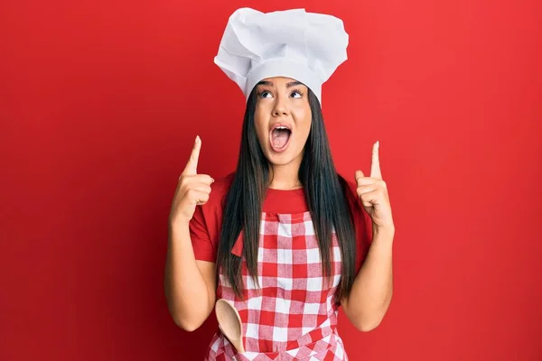 Genç Güzel Spanyol Kız Fırıncı Üniforması Giyiyor Aşçı Şapkası Takıyor — Stok fotoğraf