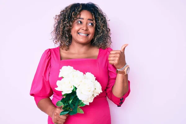 Junge Afrikanisch Amerikanische Size Frau Hält Blumen Die Höhe Und — Stockfoto