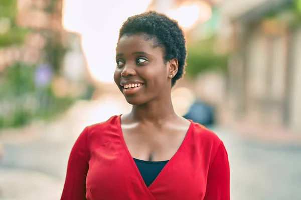 Young African American Woman Smiling Happy Standing City — Stock Photo, Image