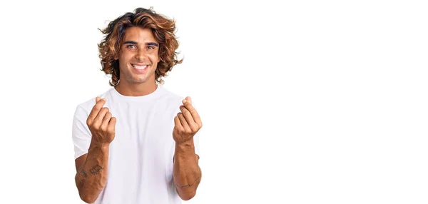 Joven Hombre Hispano Vistiendo Camiseta Blanca Casual Haciendo Gesto Dinero — Foto de Stock
