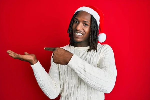 Africano Americano Com Tranças Vestindo Chapéu Natal Espantado Sorrindo Para — Fotografia de Stock