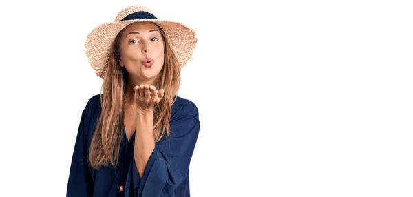 Mulher Hispânica Meia Idade Usando Chapéu Verão Olhando Para Câmera — Fotografia de Stock