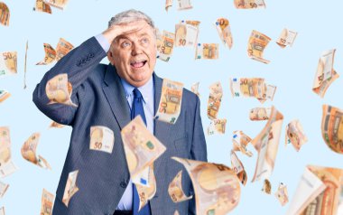 Kıdemli gri saçlı, iş ceketi giyen çok mutlu ve tebessüm eden bir adam. arama kavramı.