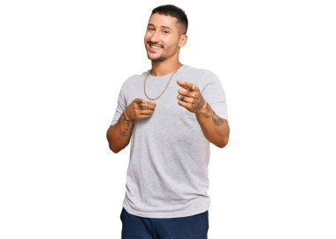 90 'ların tarzı dövmeleri olan yakışıklı bir adam kameraya mutlu ve komik yüzlü parmaklar gösteriyor. iyi enerji ve titreşimler. 