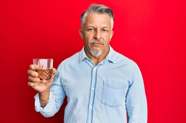 Orta yaşlı, kır saçlı, viski içen, düşünceli, aklı başında, kendine güvenen bir adam. 