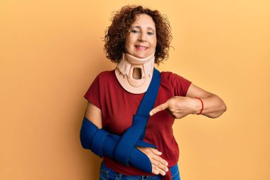 Güzel orta yaşlı olgun bir kadın boyun tasması takıyor ve kol askıda gülümsüyor. 