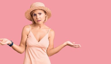 Sarışın, yaz şapkası takan ve kolları açık gezen genç bir kadın, hiçbir fikrim yok.. 