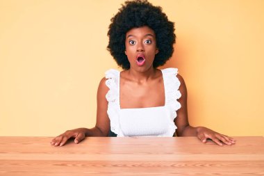 Genç Afro-Amerikalı kadın günlük kıyafetler giyiyor. Korkmuş ve ağzı açık kalmış, şaşırmış ve şaşırmış. İnanmayan yüz. 