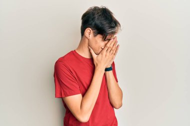 Ağlarken suratını ellerle kapatan, günlük kıyafetler giyen genç İspanyol. depresyon kavramı. 