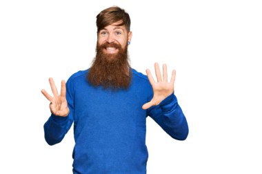 Genç İrlandalı kızıl elbiseli adam 8 numarayı gösterip işaret ederken kendinden emin ve mutlu gülümsüyor.. 