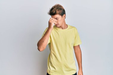 Yakışıklı, günlük kıyafetler giyen, burnu ve gözleri ovuşturup yorgun ve başı ağrıyan beyaz bir adam. Stres ve hüsran kavramı. 