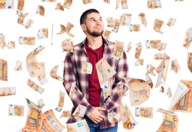 Genç, yakışıklı, sıradan bir gömlek giyen, gülümseyen, yan tarafa bakan ve düşünen bir adam..