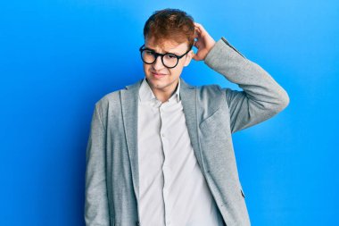 Zarif kıyafetler ve gözlük takan genç beyaz adam, soru sormayı ve kafasını karıştırıyor. Şüpheyle kararsız, kafa kafaya düşünerek. Düşünceli kavram. 