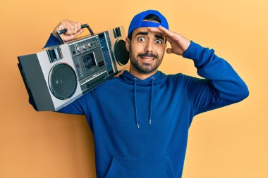 Kasetçalar tutan genç İspanyol adam, müzik dinliyor, gergin ve hayal kırıklığına uğramış, şaşırmış ve kızgın bir yüz. 