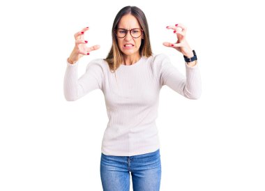 Güzel esmer, beyaz süveter ve gözlüklü genç bir kadın öfkeyle bağırıyor, elleri boğmaya çalışıyor, deli gibi bağırıyor 