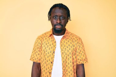 Saçları örgülü, kuşkucu ve gergin genç Afro-Amerikalı bir adam sorun yüzünden üzgün. negatif kişi. 