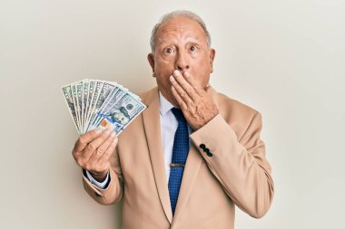 Kafkasyalı kıdemli bir adam elinde dolarlarla ağzı kapalı, şok olmuş ve hata yapmaktan korkan biri. şaşırmış ifade 