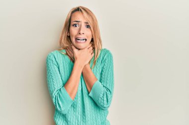 Güzel sarışın kadın, sıradan bir kazak giyip boğularak can çekişiyor çünkü boğularak can çekişiyor. Sağlık problemi. Boğulma ve intihar konsepti. 