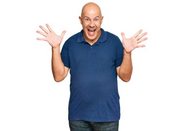 Orta yaşlı, kel bir adam çılgın kutlamalar yapıyor ve başarıya hayret ediyor. Kolları açık, gözleri açık, heyecanlı çığlıklar atıyor. Kazanan konsept 