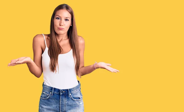 Joven Mujer Hispana Hermosa Usando Ropa Casual Expresión Despistada Confusa — Foto de Stock