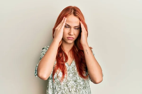 Fiatal Gyönyörű Vörös Hajú Alkalmi Ruhát Visel Fejfájástól Szenved Kétségbeesett — Stock Fotó