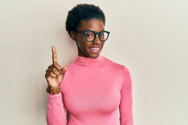 Chica Afroamericana Joven Con Ropa Casual Gafas Sonriendo Con Una — Foto de Stock