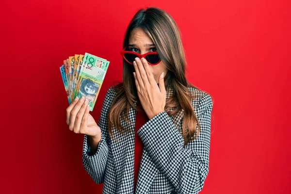 Junge Brünette Frau Mit Australischen Dollars Die Mund Und Hand — Stockfoto