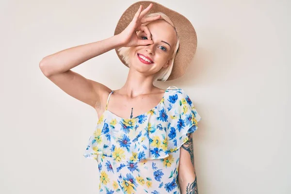 Νεαρή Ξανθιά Γυναίκα Τατουάζ Φορώντας Καλοκαιρινό Καπέλο Χαμογελώντας Ευτυχισμένη Κάνει — Φωτογραφία Αρχείου