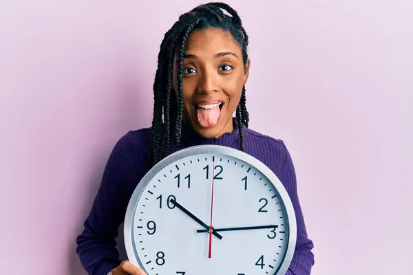 Mujer Afroamericana Con Trenzas Sosteniendo Gran Reloj Cubriendo Cara Sacando —  Fotos de Stock
