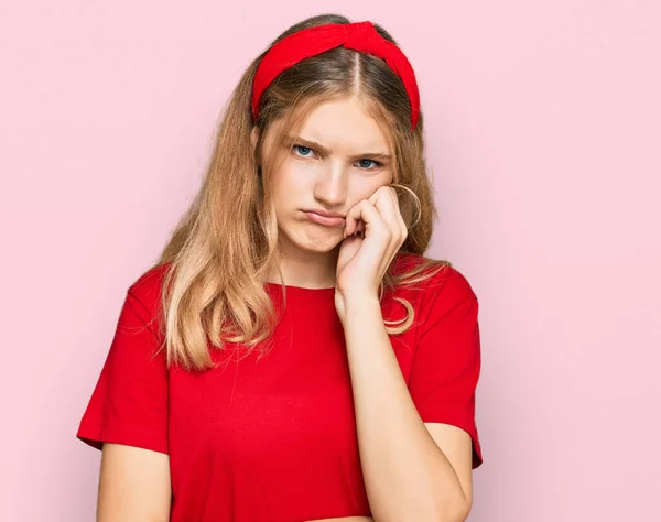 Hermosa Chica Caucásica Joven Con Camiseta Roja Casual Pensando Que —  Fotos de Stock