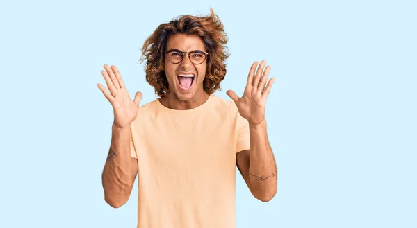 Fiatal Spanyol Férfi Alkalmi Ruhát Szemüveget Visel Őrülten Őrülten Ünnepli — Stock Fotó