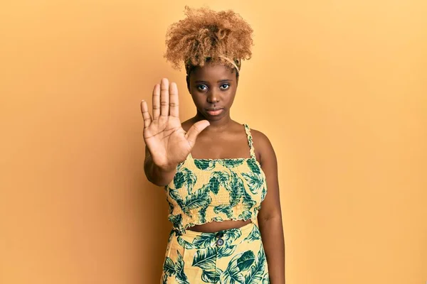 Молодая Африканская Женщина Афроволосами Летнем Платье Делает Остановку Петь Ладонью — стоковое фото