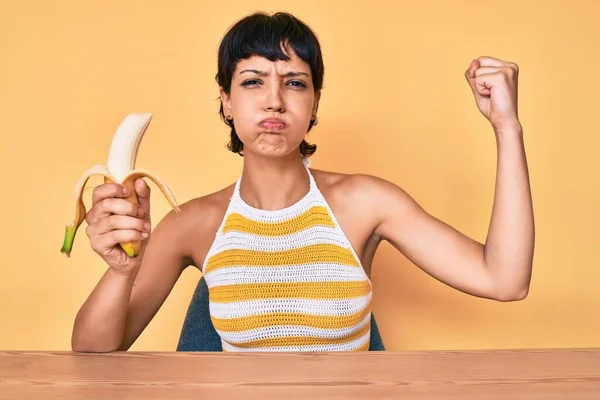 Brünettes Teenagermädchen Das Banane Als Gesunden Snack Mit Lustigen Wangen — Stockfoto