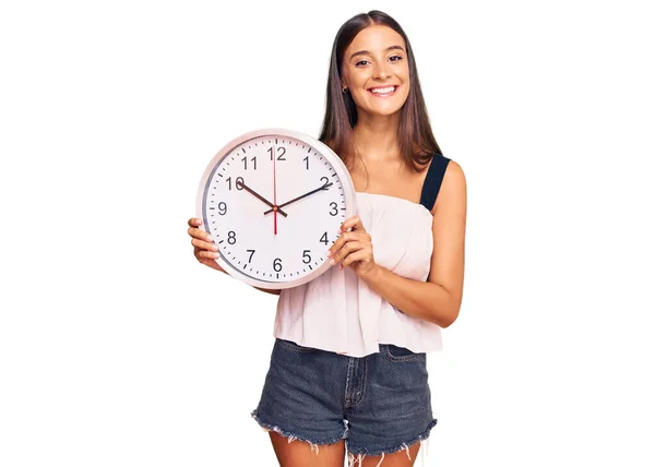 Junge Hispanische Frau Mit Großer Uhr Sieht Positiv Und Glücklich — Stockfoto