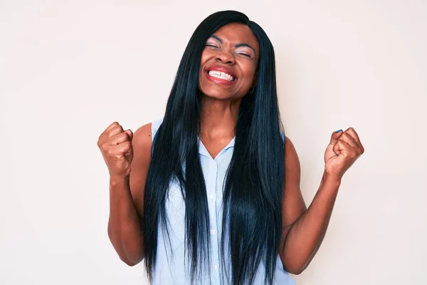 Mujer Afroamericana Joven Vistiendo Ropa Casual Muy Feliz Emocionada Haciendo —  Fotos de Stock
