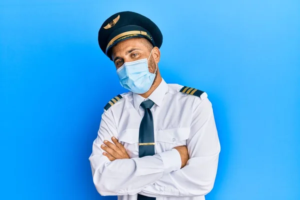 Sakallı Uçak Pilotu Üniforması Giyen Güvenlik Maskesi Takan Kollarını Kavuşturup — Stok fotoğraf