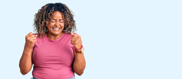 Jonge Afro Amerikaanse Size Vrouw Draagt Casual Kleding Opgewonden Voor — Stockfoto