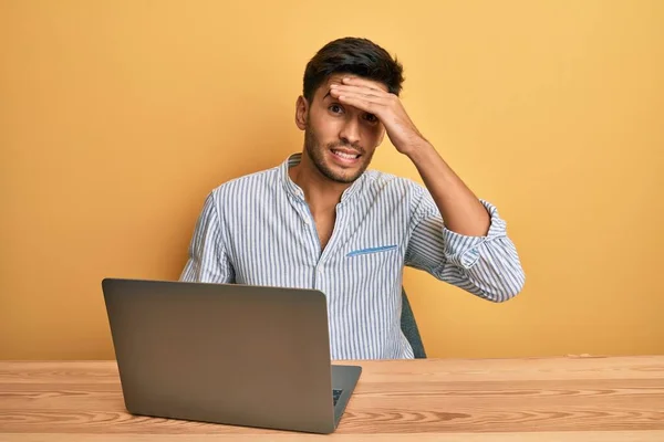 Jeune Homme Beau Travail Bureau Avec Ordinateur Portable Stressé Frustré — Photo