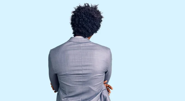 Knappe Afro Amerikaanse Man Met Afrikaans Haar Een Zakenjasje Dat — Stockfoto