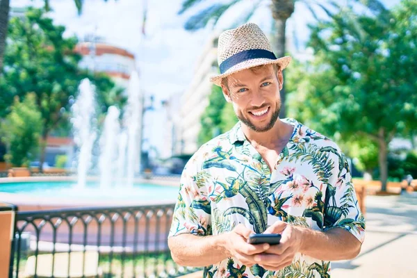 Caucasiano Bonito Homem Sorrindo Feliz Livre Usando Smartphone — Fotografia de Stock