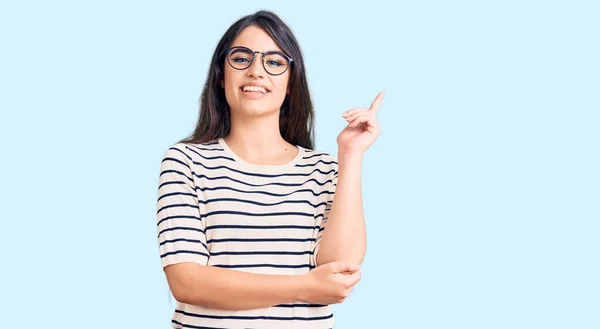 Menina Adolescente Morena Vestindo Roupas Casuais Óculos Com Grande Sorriso — Fotografia de Stock