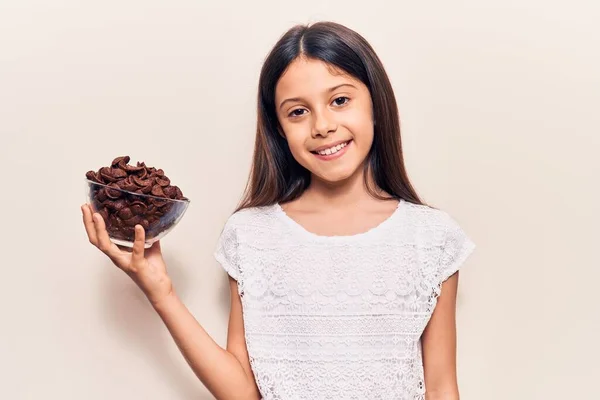 초콜릿 곡물식을 아름다운 소녀는 긍정적 보이며 자신있는 미소를 이빨을 드러내며 — 스톡 사진
