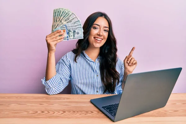 Mooie Brunette Jonge Vrouw Werken Het Kantoor Met Dollars Glimlachen — Stockfoto