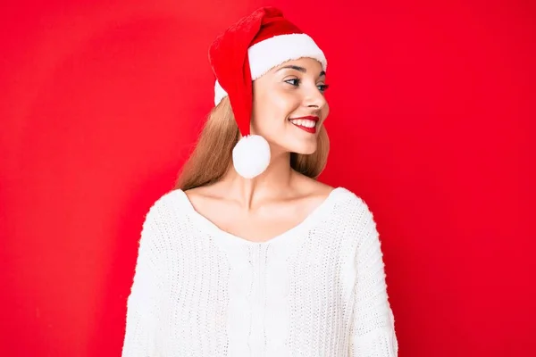 Mujer Morena Joven Con Sombrero Navidad Mirando Hacia Otro Lado —  Fotos de Stock