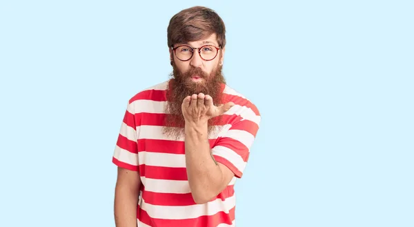 Bonito Jovem Homem Cabeça Vermelha Com Barba Longa Vestindo Roupas — Fotografia de Stock
