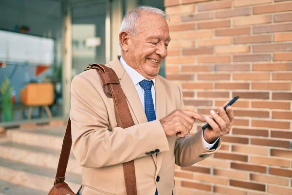 Senior Grijs Harige Zakenman Lacht Blij Met Behulp Van Smartphone — Stockfoto